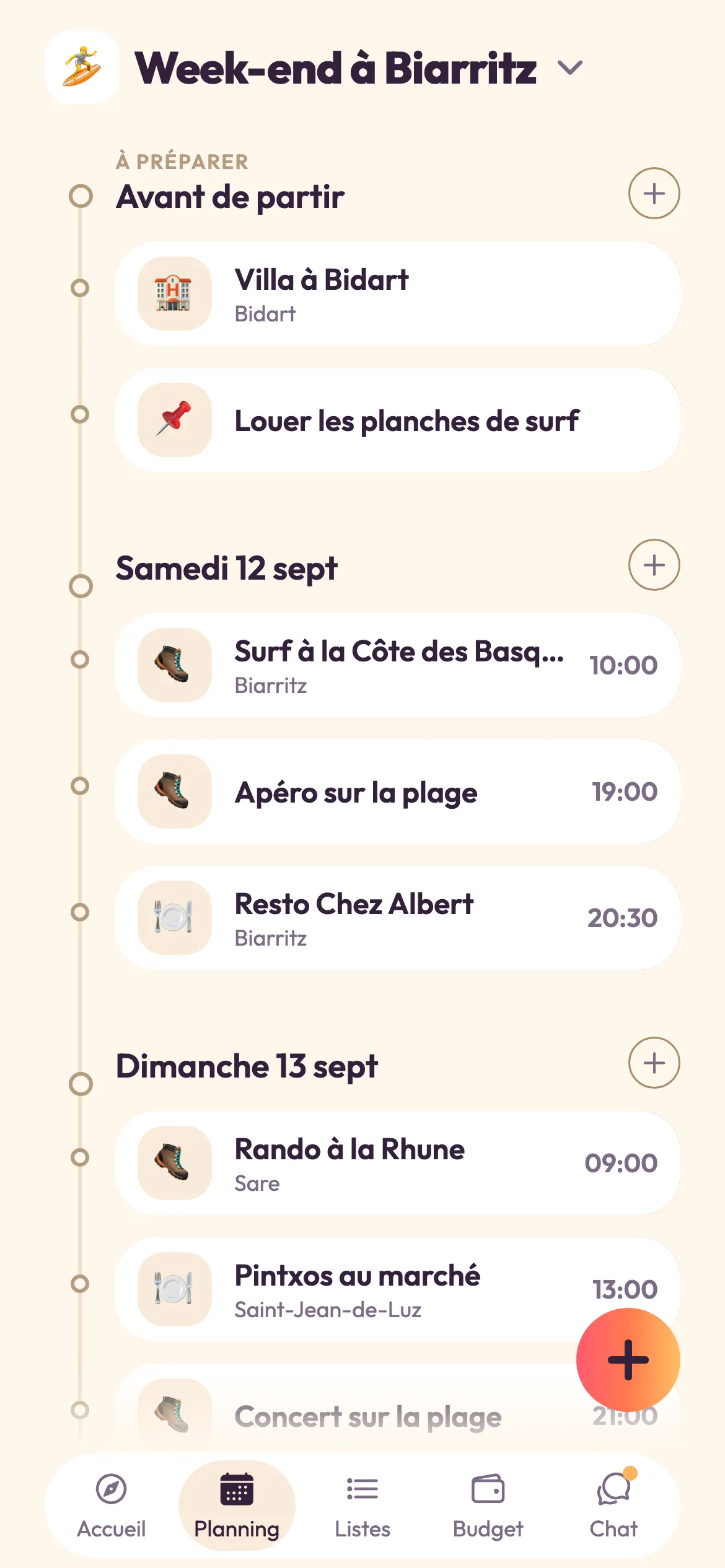 Programme d’un événement dans Bandee, en fil vertical : une section « avant de partir » pour ce qui se règle à l’avance (la villa à Bidart, la location des planches de surf), puis une section par journée du séjour — surf à la Côte des Basques à 10:00, apéro sur la plage à 19:00, resto Chez Albert à 20:30, rando à la Rhune à 09:00 — chacune avec son heure et son lieu.